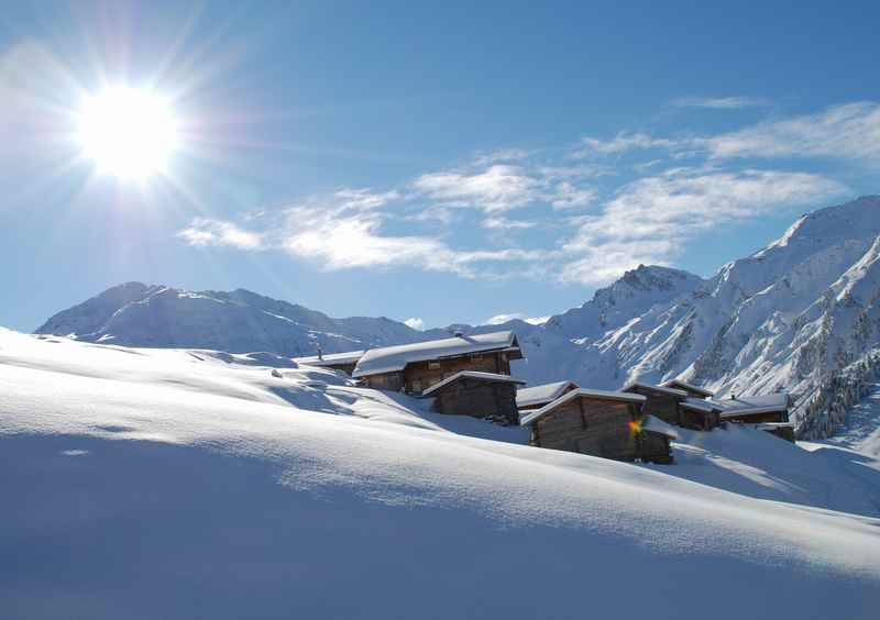  Dafür sind die Tuxer Alpen bekannt: Die urigen Almdörfer, beim Winterwandern, Skitouren oder Schneeschuhwandern 