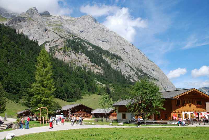 Das Almdorf Eng, das Ziel unserer Radwanderung im Rißtal, Karwendel