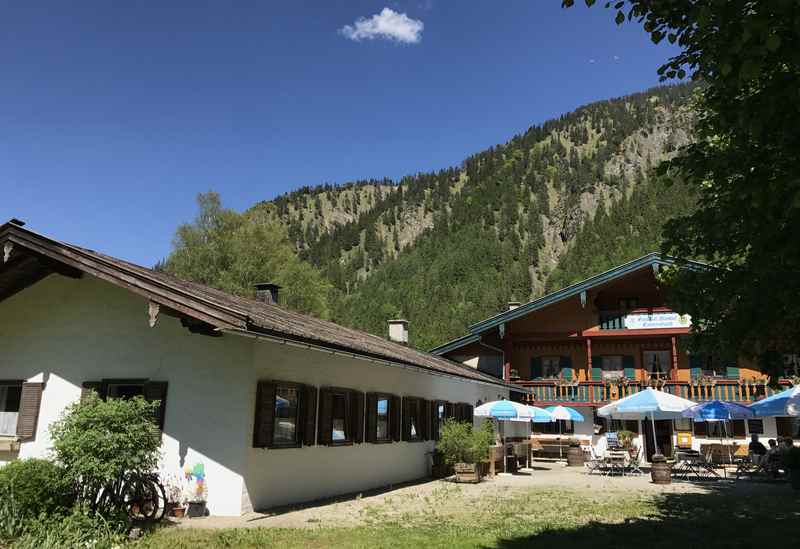 Hinter dem Gasthof Almhof in Enterrottach endet die öffentliche Straße