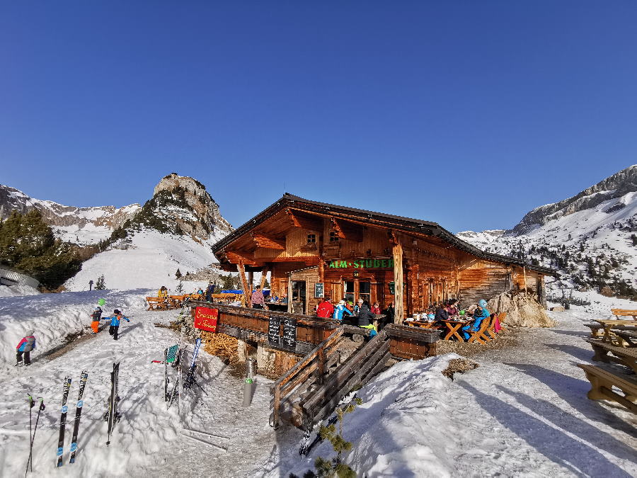 Almstüberl Rofan - eine Winterhütte zum Sonne tanken und mit Panoramablick auf die verschneiten Berge im Karwendel