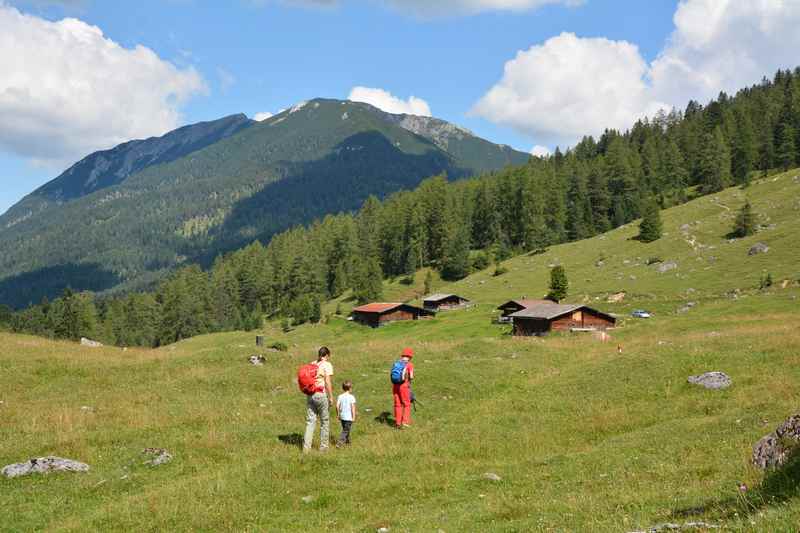 Achensee Wanderung über die Wiesen zu den Almen im Rofan