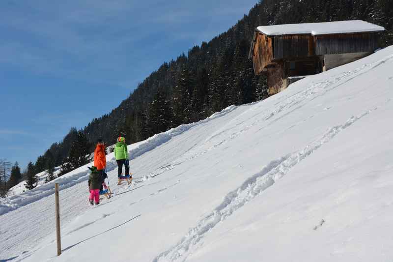 In Alpbach rodeln - zuerst kommt der Aufstieg auf die Bischofer Alm, eine schöne Winterwanderung in Tirol