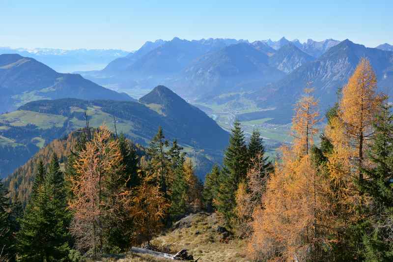 Beim Wandern in Alpbach der Blick auf das Karwendel und Rofan