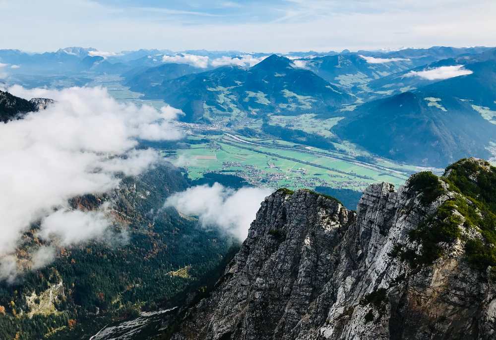 Vom Gipfel schaue ich über die Zacken des Rofan ins Inntal, hinten das Kaisergebirge und die Kitzbüheler Alpen