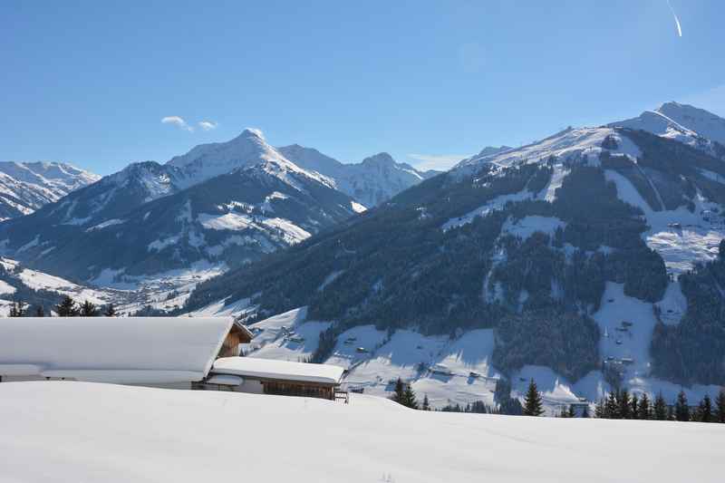 Bei dieser Rodelbahn gibt es einen schönen Blick über das Alpbachtal und das Wiedersberger Horn gegenüber