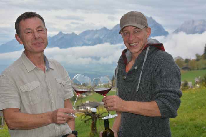 Alpen Wein aus Tirol - Dieter Kurz und Ronald Knabl probieren den Fruchtwein vom Kellerjoch, mit Blick auf das Karwendelgebirge