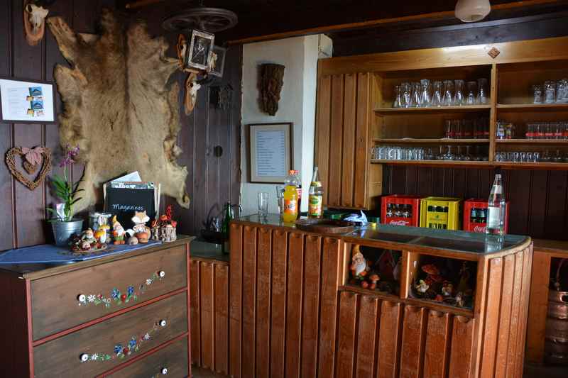 Die Bar im Alpengasthof Loas - urige Hütte unterhalb des Loassattel