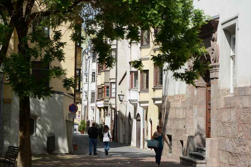 Durch die engen malerischern Gassen geht es von Kirche zu Kirche