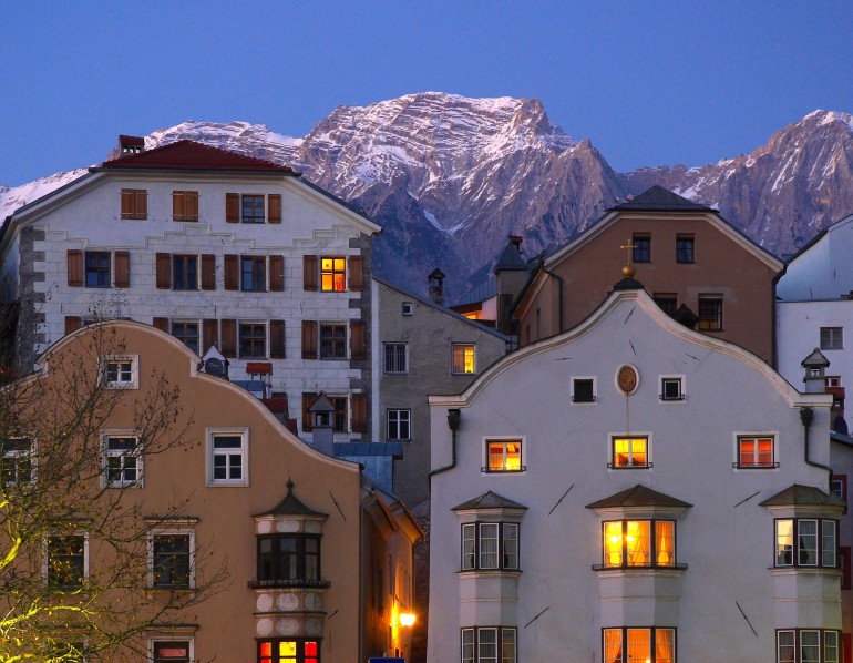 Die Altstadt Hall mit dem Karwendel in Tirol