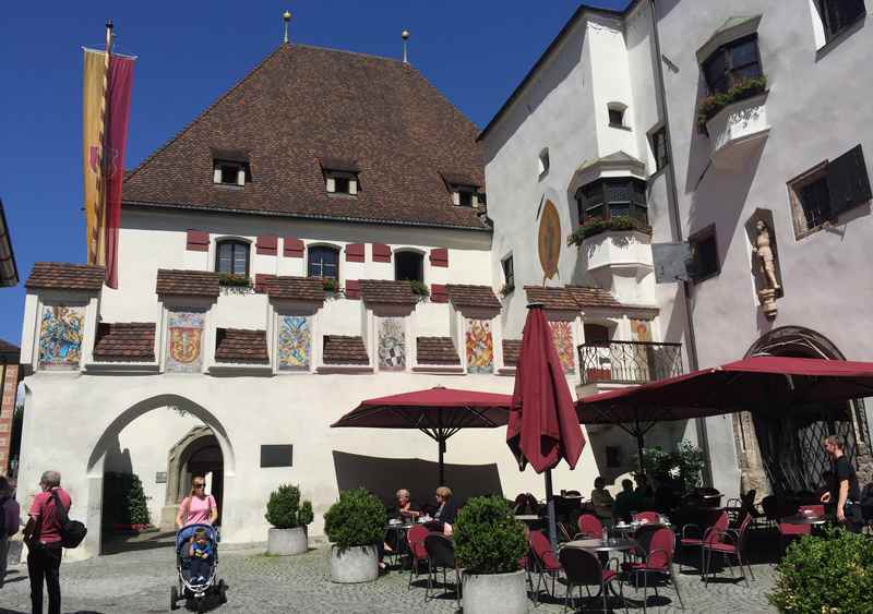 In der Altstadt in Hall in Tirol, das historische Rathaus unter dem Karwendel