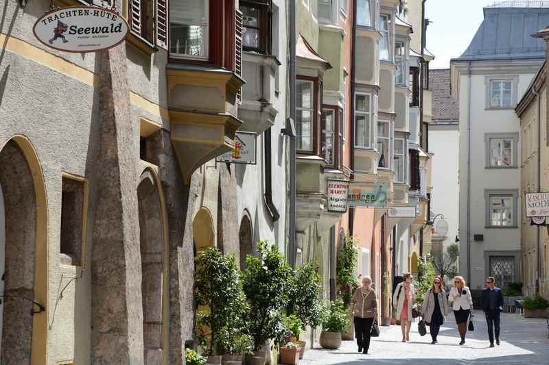 Viele schöne Erker sind bei der Stadtführung in der Altstadt von Hall in Tirol zu sehen 