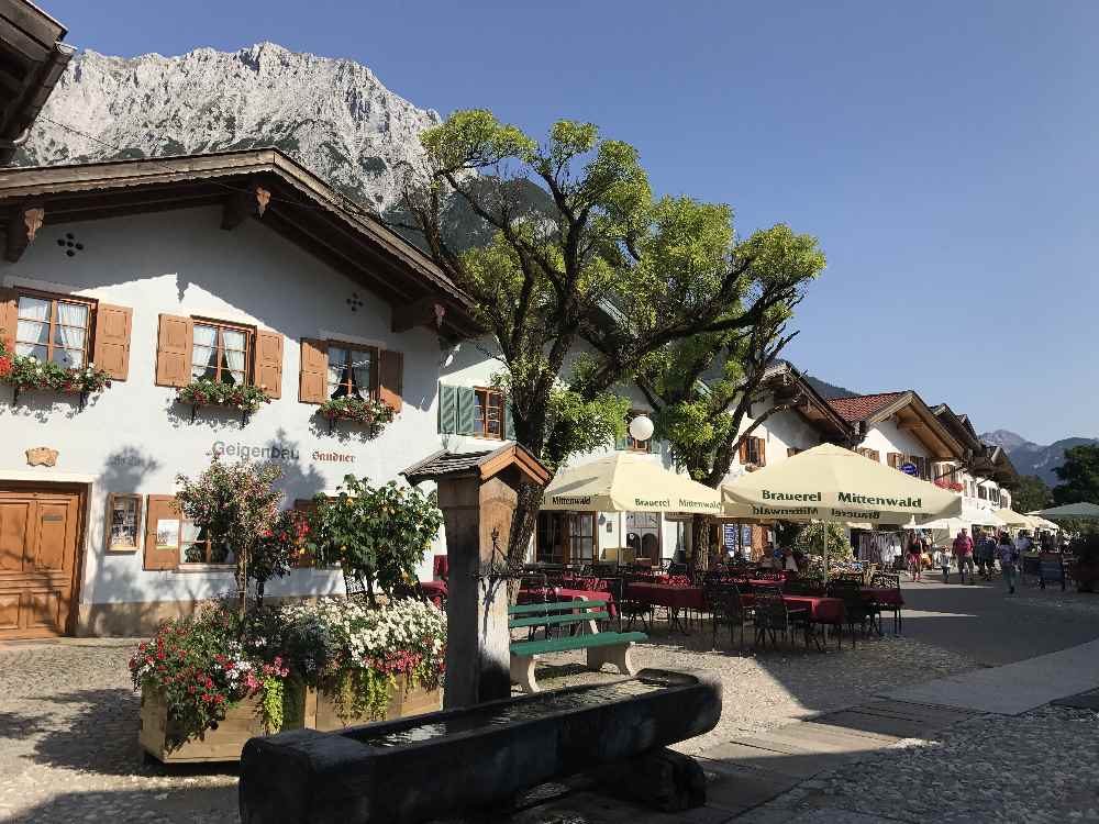 Die Altstadt Mittenwald mit den Häusern am Obermarkt und den Bergen über den Dächern