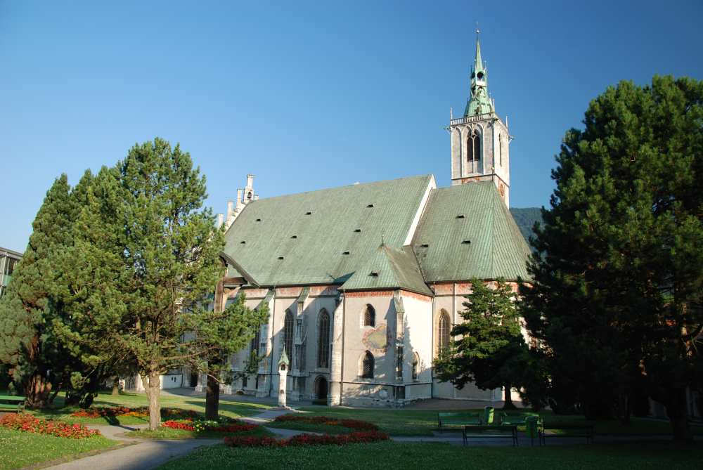 Schwaz Altstadt: Das ist die überdimensional große Kirche in Schwaz, mit dem Stadtpark