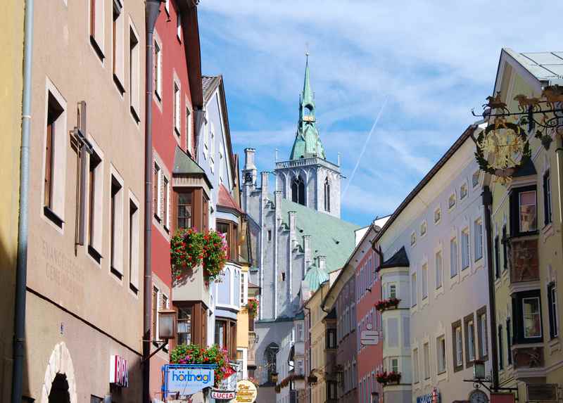 Die bunte Franz-Josef-Strasse mit der bekannten vierschiffigen Kirche in der Altstadt Schwaz in Tirol