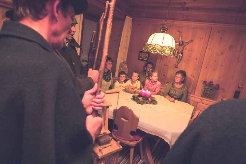 Anklöpfeln im Karwendel ist UNESO Weltkulturerbe, die Familie kommt zusammen und hört aufmerksam zu, Foto: Tom Bause