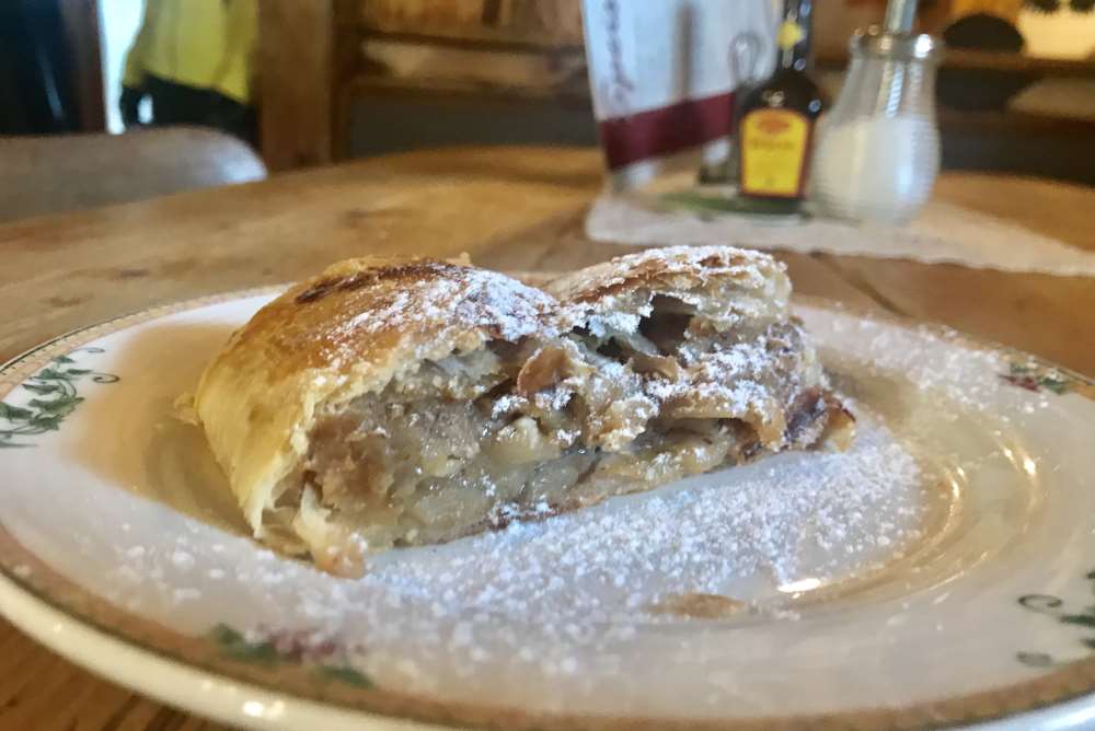 Regional und geschmacklich der Höhepunkt: Ein warmer Apfelstrudel zur Stärkung