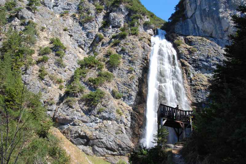 April Urlaub in Tirol bedeutet auch: Vom Schmelzwasser gefüllte Wasserfälle