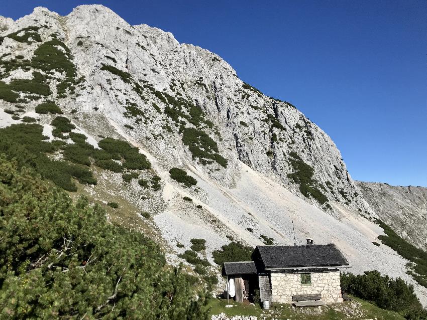 Die Arnspitzhütte unterhalb vom Gipfel - eine knappe Stunde ist es noch auf die Grosse Arnspitze