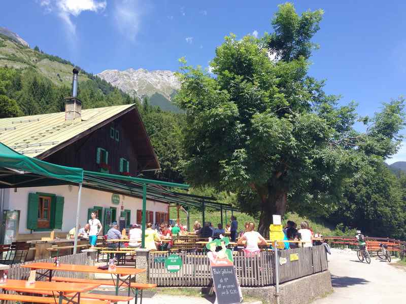 Die schöne Sonnenterasse auf der Arzler Alm im Karwendelgebirge