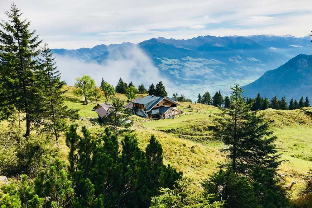 Auf dieser Almwiese liegt die Astenau Alm im Rofangebirge