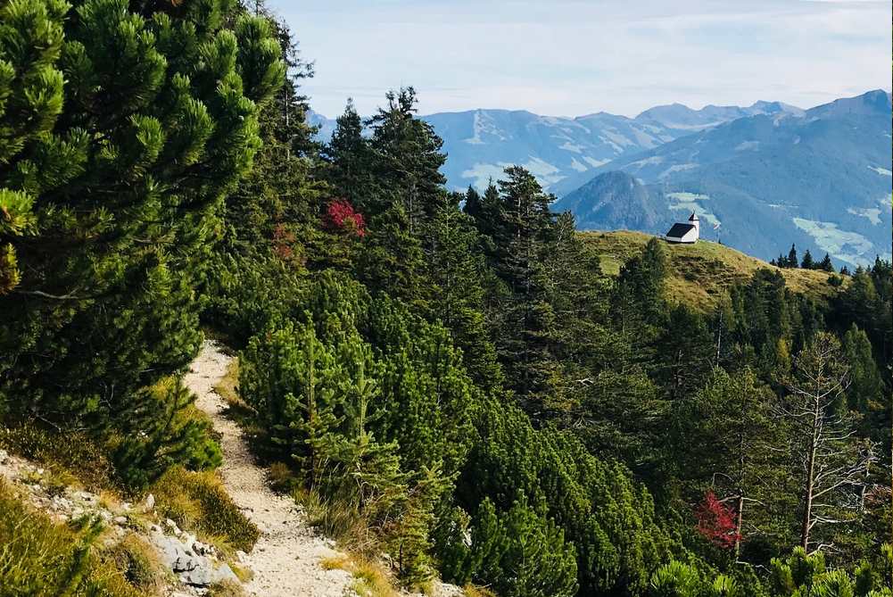 Von der Astenau Alm mit der Kapelle am Berg wandere ich zurück nach Eben