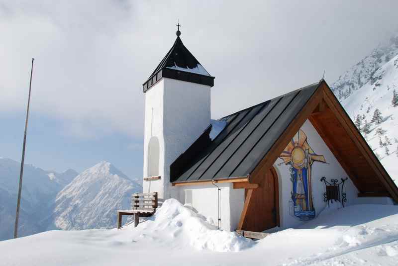 Astenaualm winterwandern: Die verschneite Kapelle bei der Astenaualm im Rofangebirge am Achensee