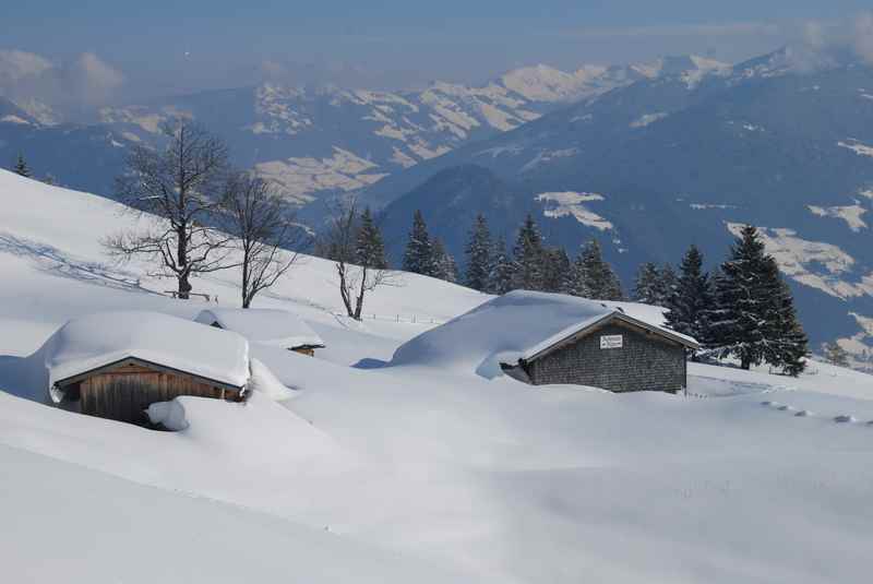 Astenaualm winterwandern mit Ausblick in Richtung Alpbachtal