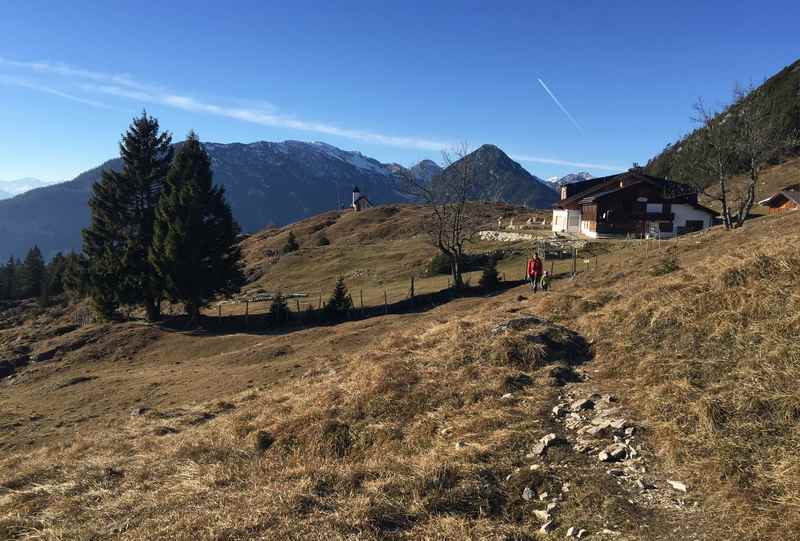 Die Astenaualm hat im November und Dezember geschlossen, es ist aber trotzdem schön zu wandern - hier mit Blick auf das Karwendelgebirge