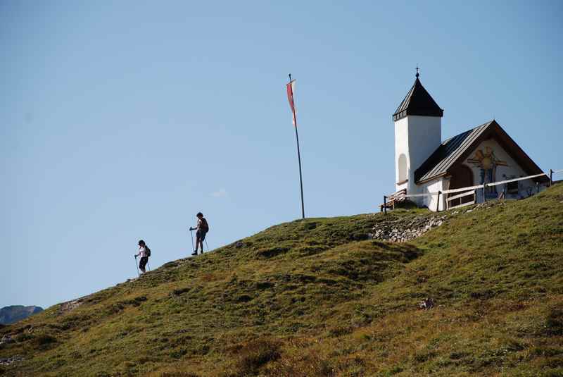 Zur Astenaualm wandern im Rofan, mit Kapelle auf der Alm