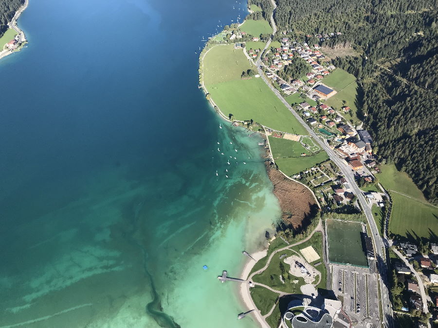 Achensee baden: Blick von oben auf das Atoll mit den Badestegen im türkisblauen See