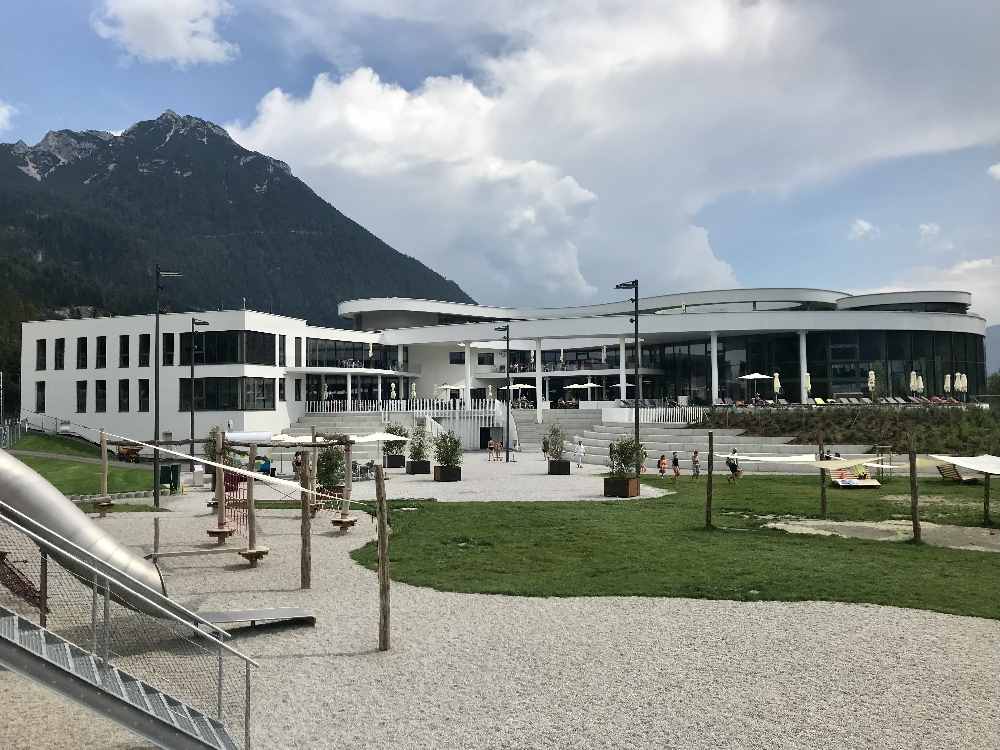 Das ist die Außenansicht auf das Atoll am Achensee - mit dem Rofan im Hintergrund