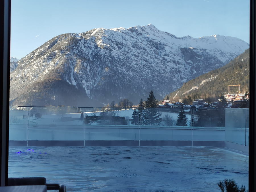 Und wenn das Wetter schön ist, hast diesen Blick aus dem Ruheraum über den Pool und das Karwendel