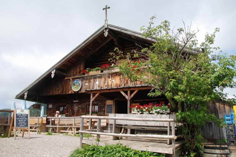 Auf die Aueralm oberhalb des Tegernsee kommen viele Wanderer. Es ist eine technisch leichte Wanderung in Bayern