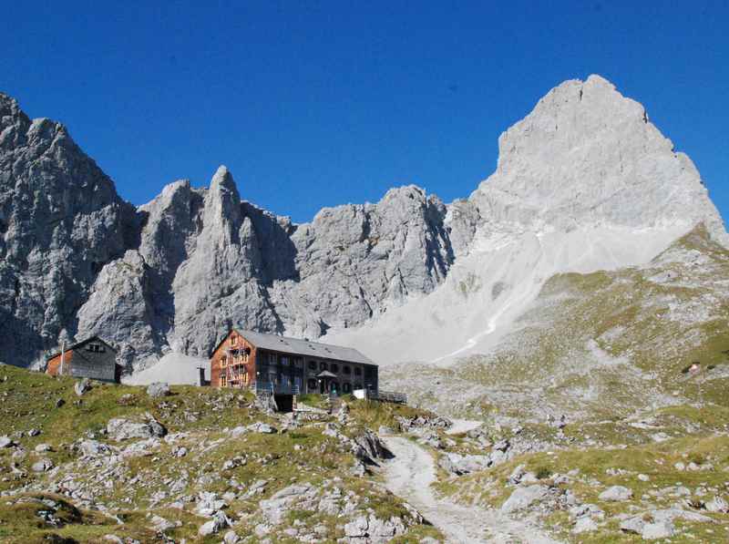 Im August Urlaub ist die Lamsenspitze mit dem Klettersteig oberhalb der Lamsenjochhütte ein tolles Ziel im Karwendel 