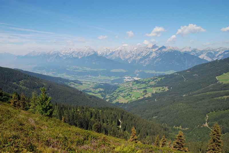 Der Ausblick ins Karwendel vom Gamsstein aus, unten das Inntal