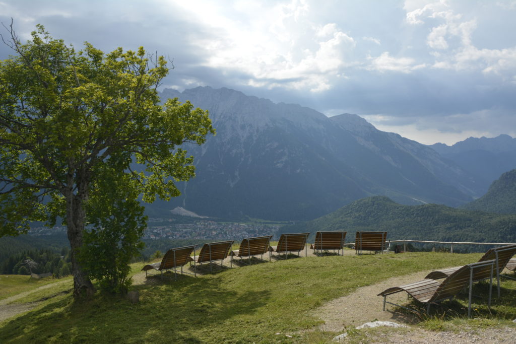 Oben auf dem Kranzberg Mittenwald stehen diese Aussichtsbänke für eine gemütliche Rast am Gipfel, samt Picknick!