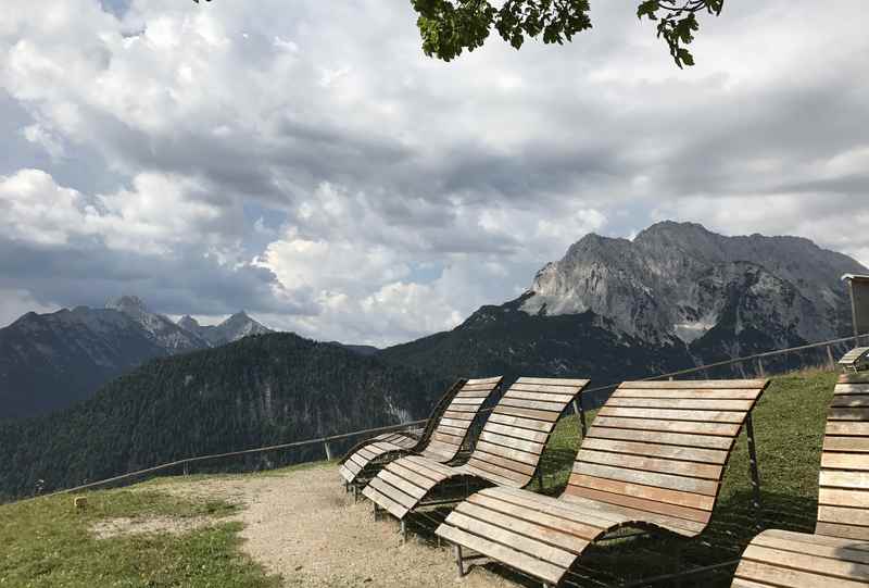 Das sind die beliebten Aussichtsbänke am Gipfel des hohen Kranzberg in Mittenwald