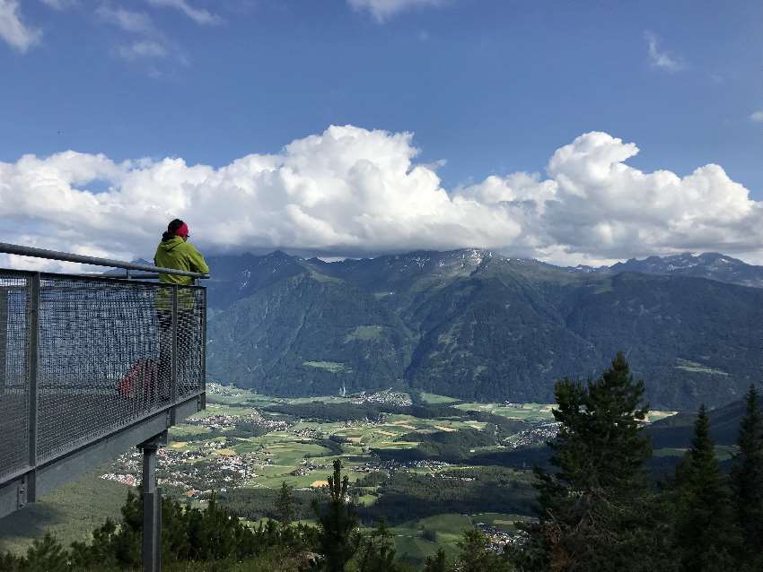 Hüttenurlaub mit Kindern: Das ist die Aussichtsplattform "Lacke" oberhalb vom Lehnbachhaus, Mieming