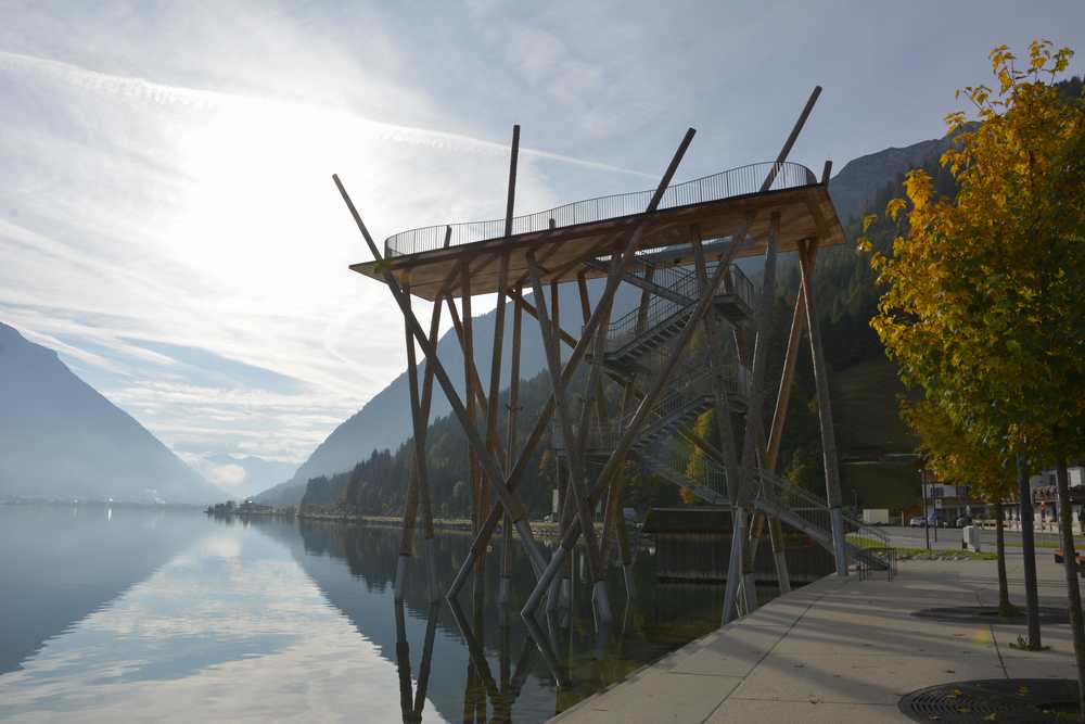 Die Seepromenade führt direkt am Achensee bis zur Aussichtsplattform