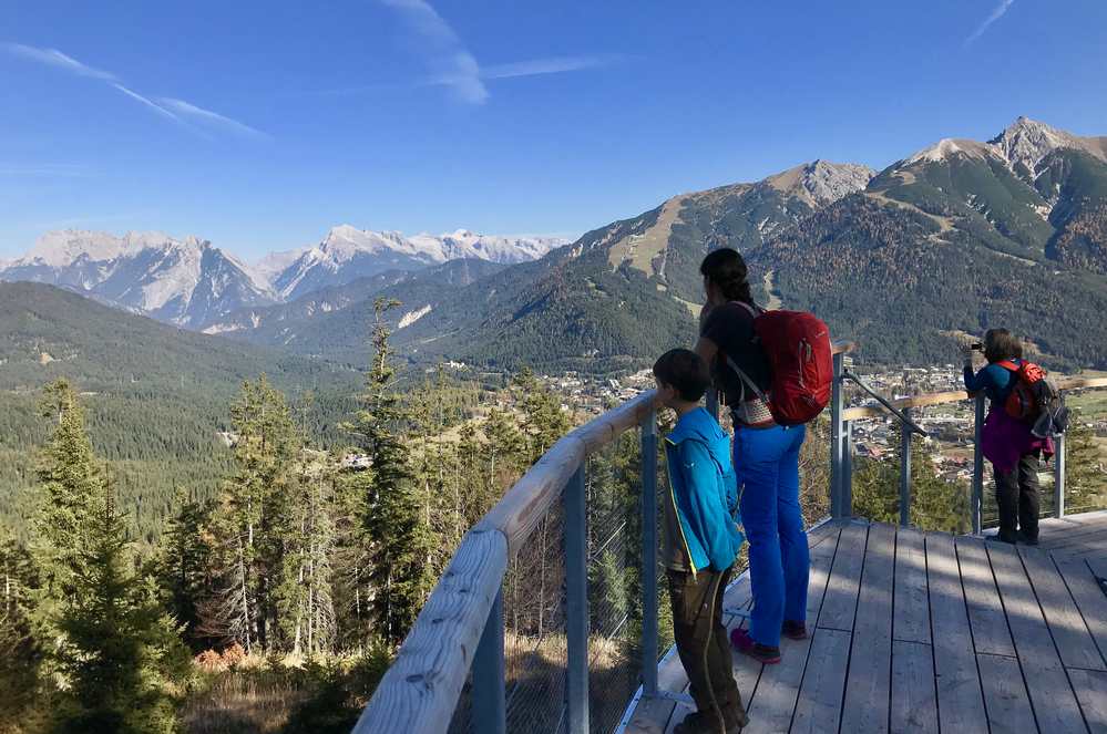 Die Aussichtsplattform am Brunschkopf - mit Blick auf Seefeld, Karwendel und Wettersteingebirge