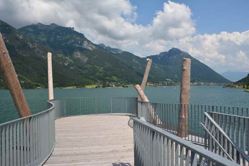  Das ist der Blick von der Achensee Aussichtsplattform in Pertisau Richtung Rofan