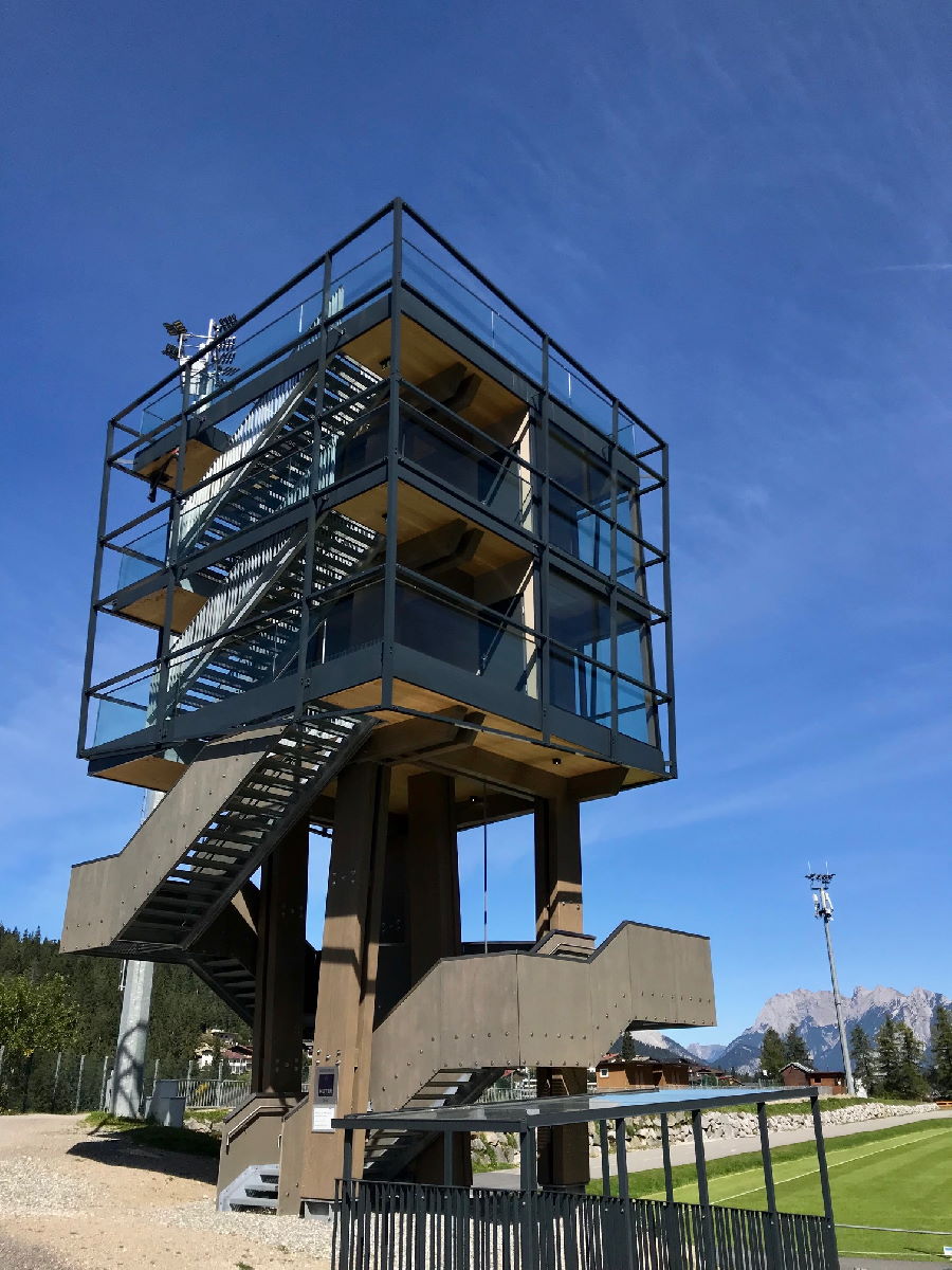 Eine der neuesten Seefeld Sehenswürdigkeiten: Der Aussichtsturm beim Sportzentrum