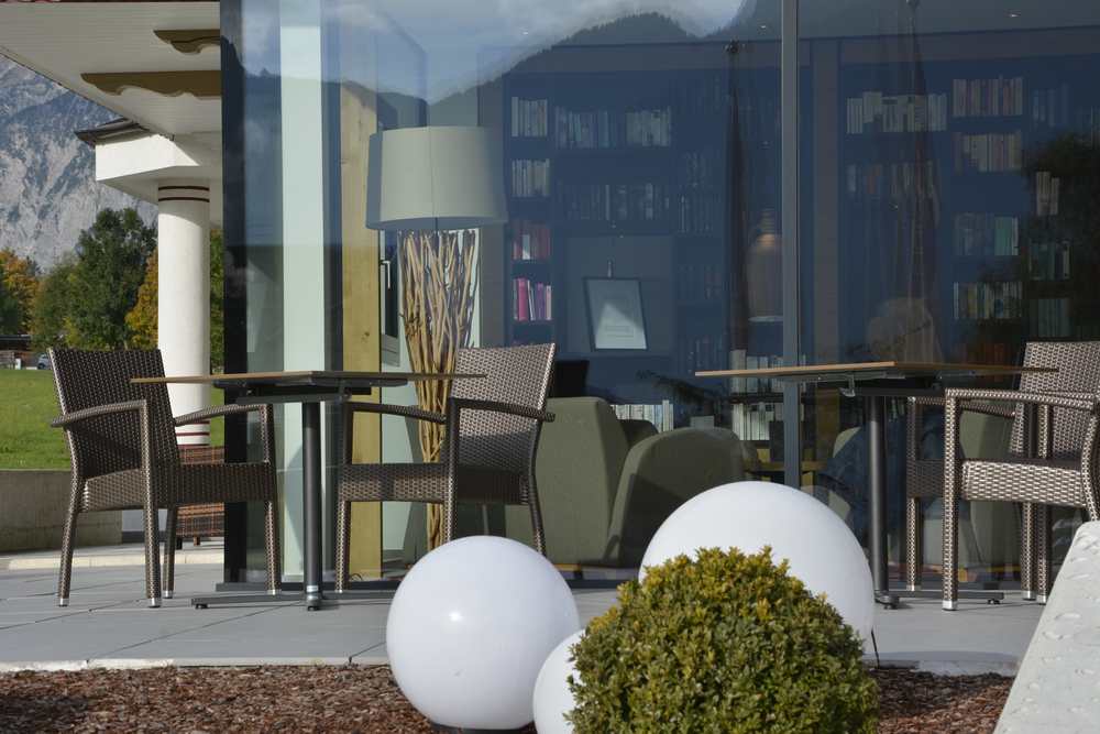 Der Blick von außen in das Auszeit-Hotel auf die Sitzecke samt Bibliothek