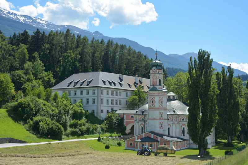 So idyllisch wirkt die Karlskirche in Volders, direkt rechts führt die Autobahn vorbei