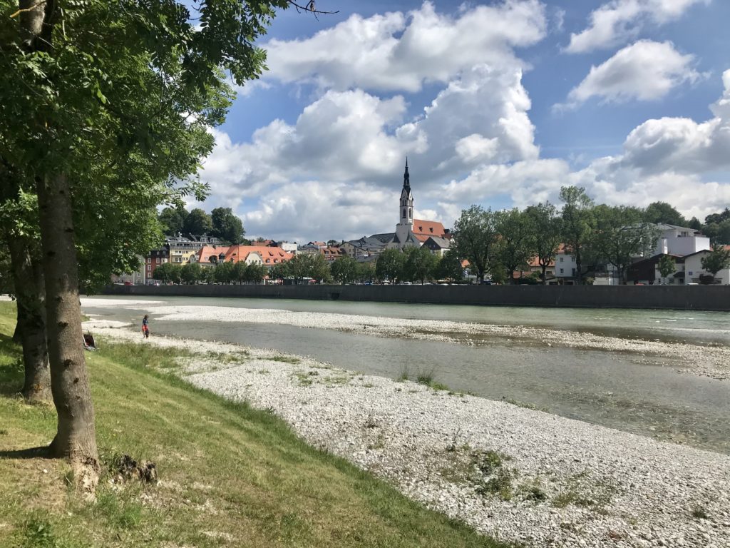 Unten an der Isar: Der Blick auf Bad Tölz und die Kiesbänke der Isar