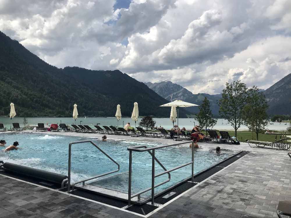 Das Außenbecken vom Atoll Bad am Achensee - mit Blick auf´s Karwendel