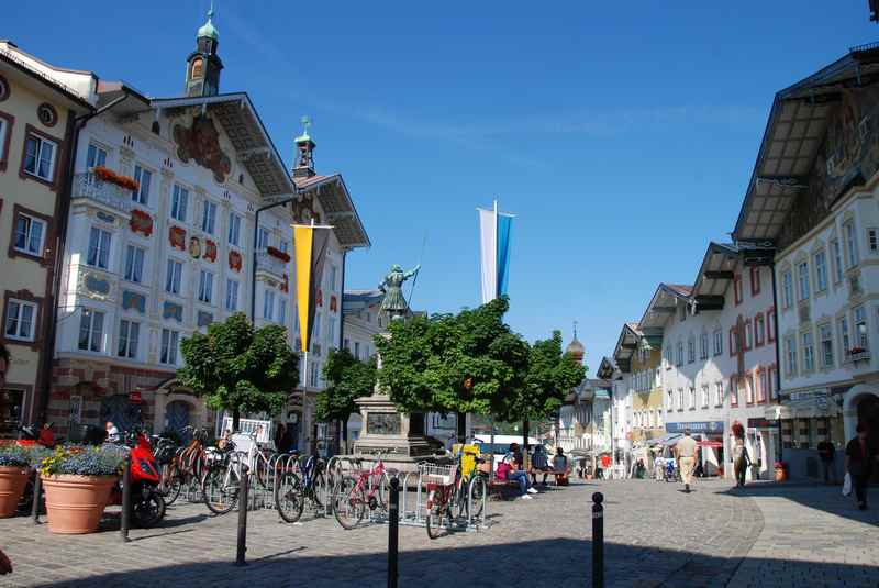  Die Fußgängerzone in der Marktstraße mit den historischen Häusern gehört auf jeden Fall zu  den Bad Tölz Sehenswürdigkeiten in Bayern