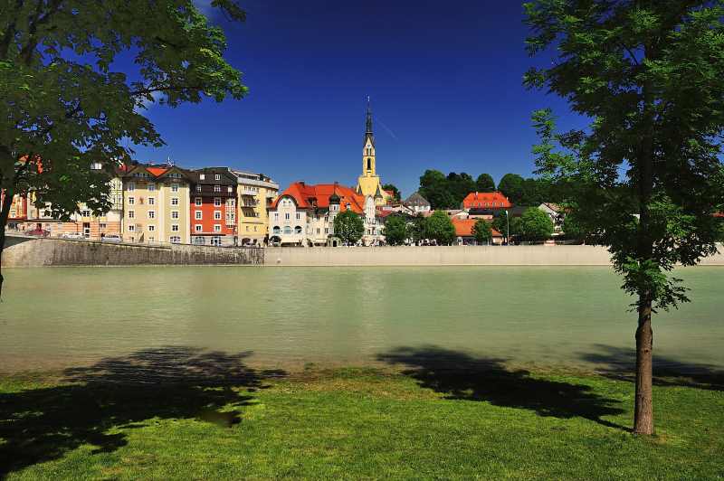 Das ist Bad Tölz Urlaub im Frühling an der Isar - türkisgrüner Bergfluß und blauer Himmel, Foto: ZUK Benediktbeuern