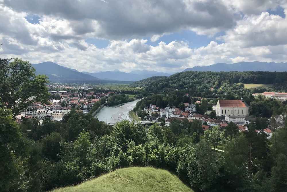 Tonio und Julia Drehort Kalvarienberg mit Aussicht über den Ort, die Isar und das Karwendel