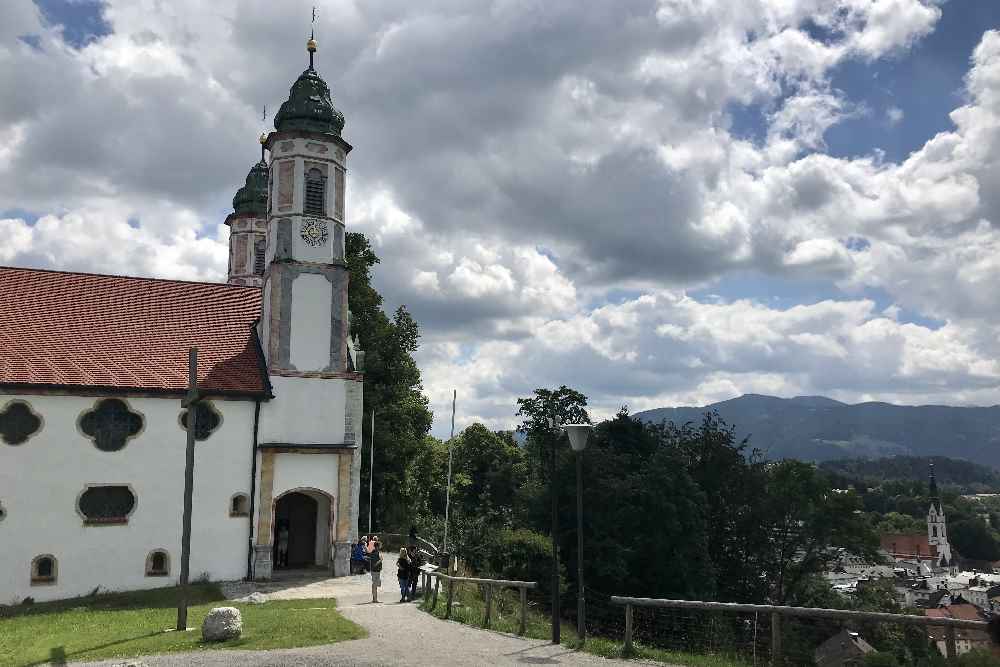 Das ist die bekannte Kirche am Kalvarienberg in Bad Tölz, Wanderwege führen vom Ort herauf